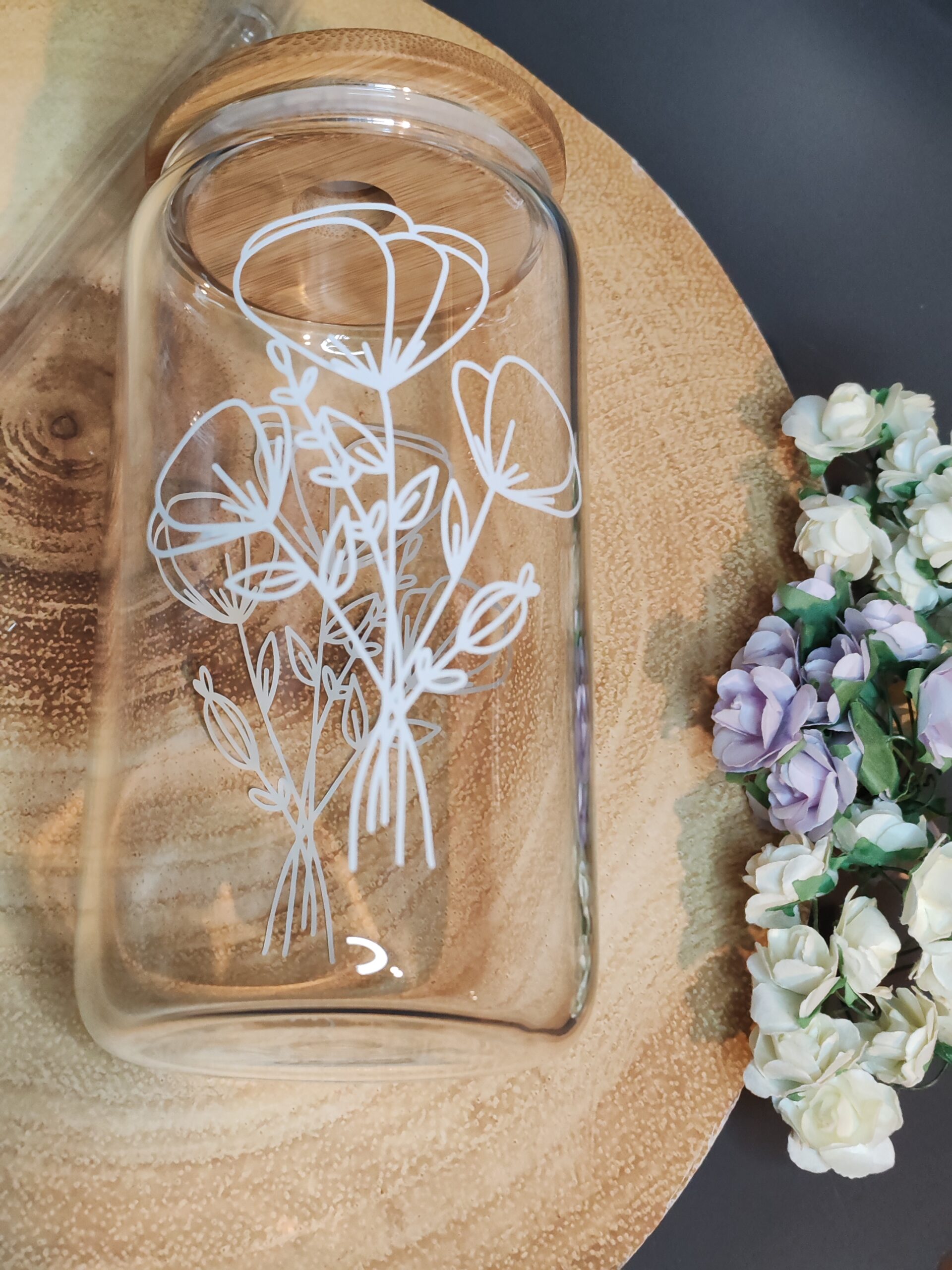 White Flowers 16oz Beer Can Glass With Bamboo Lid and Plastic Straw